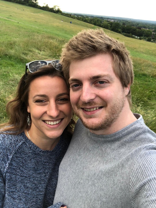 co ban gai nho dung bien quang cao chinh minh anh 2