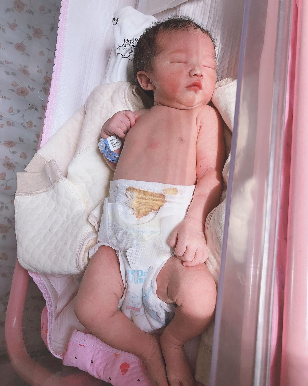 y tá cơ bắp trung quốc sinh con  ảnh 2 y ta co bap trung quoc sinh con anh 2