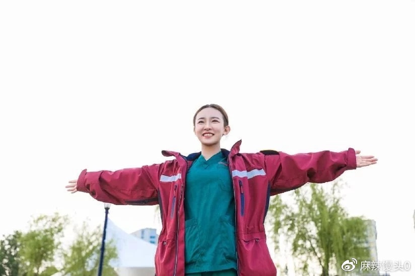 co gai tu nhan la y ta chong dich anh 1