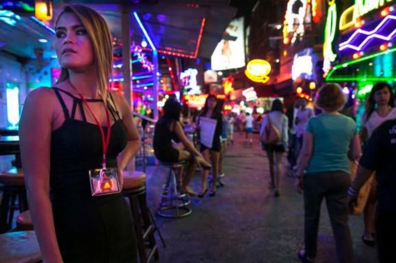 Pattaya e am, nhan vien quan bar phai livestream ban hang hinh anh