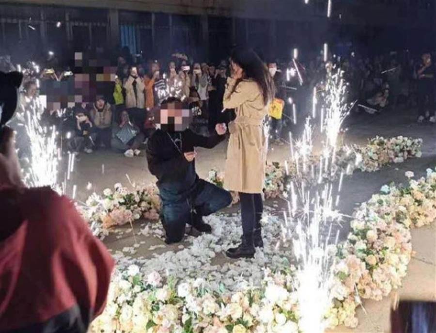 chang trai dung sieu xe cau hon ban gai anh 1