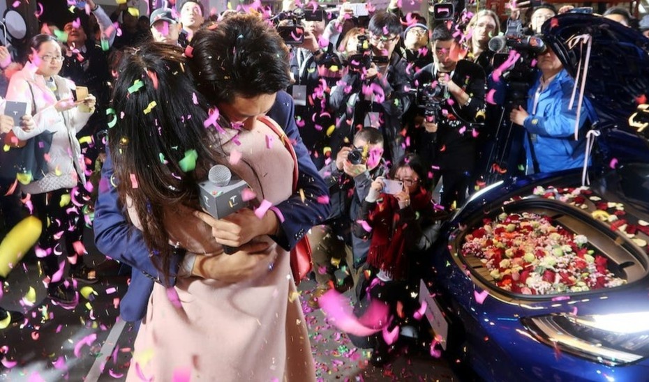 Bi chi trich vi mang sieu xe vao san truong cau hon ban gai hinh anh