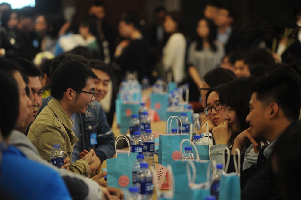 co gai dan theo ban di an ke khi hen ho anh 2