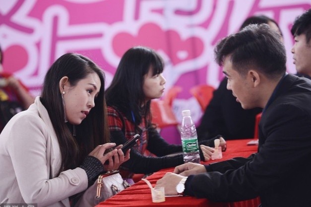 Tu choi tra tien khi ban gai dan theo 4 nguoi 'an ke' hinh anh