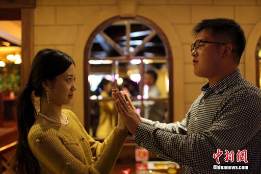 co gai dan theo ban di an ke khi hen ho anh 1