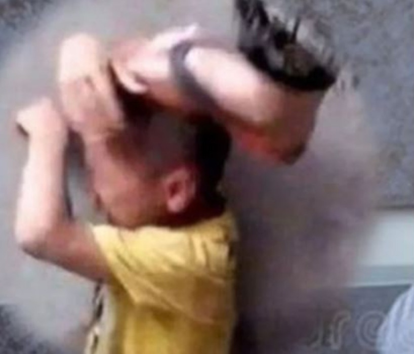 be trai bi nguoi lon danh dap keo le trong truong anh 1