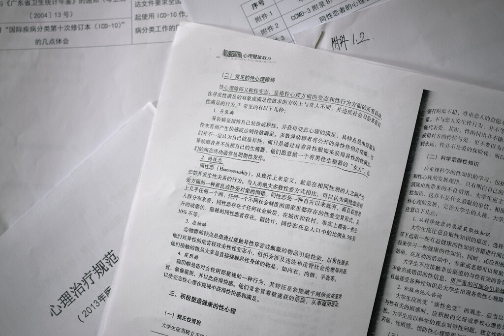 sach giao khoa trung quoc noi dong tinh la benh anh 4