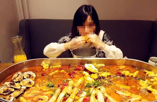 người quay video mukbang nhập viện nguy kịch ảnh 1 nguoi quay video mukbang nhap vien nguy kich anh 1