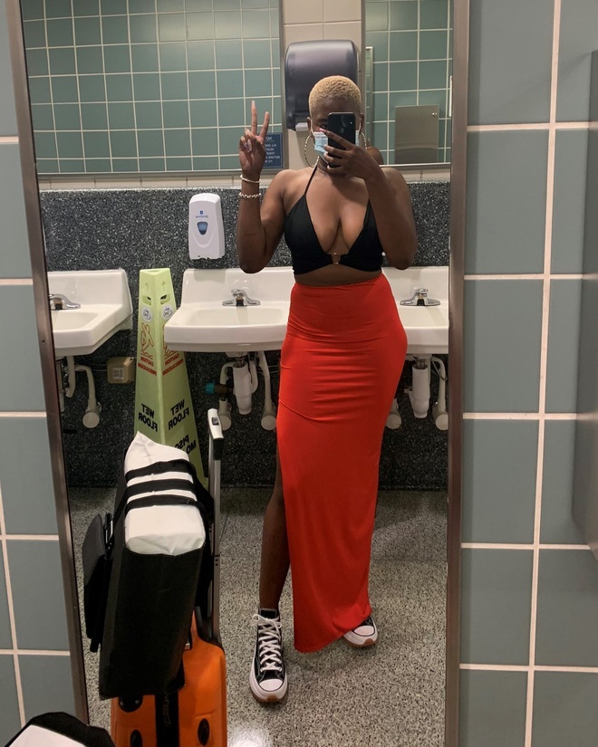 người mẫu bị dọa đuổi khỏi máy bay vì mặc áo hở ngực ảnh 2 nguoi mau bi doa duoi khoi may bay vi mac ao ho nguc anh 2