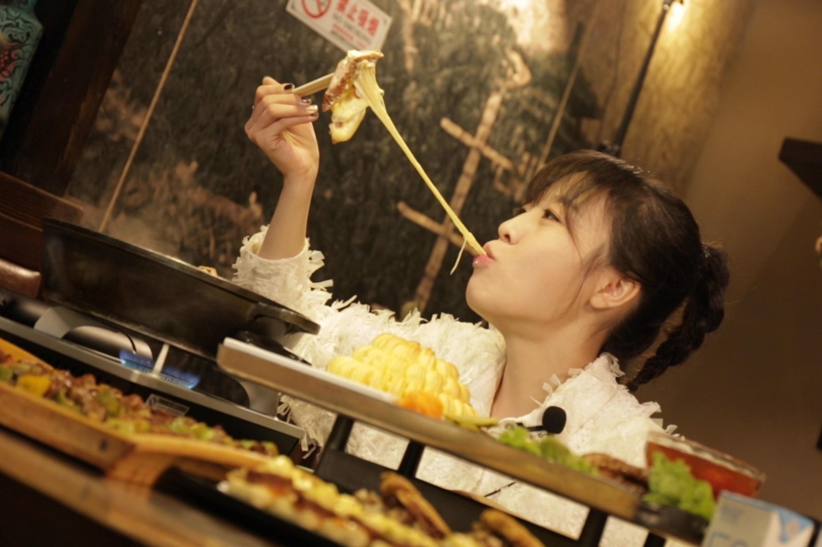 Co gai nhap vien vi nuot chung thuc an khi quay mukbang hinh anh