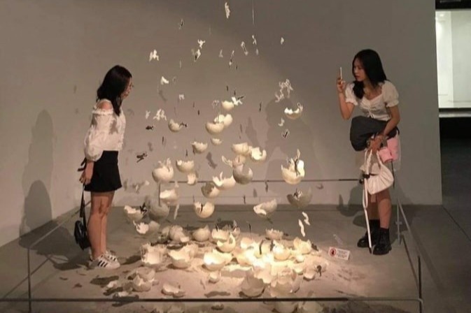 Ban tre giam dap, dung len hien vat o trien lam hinh anh