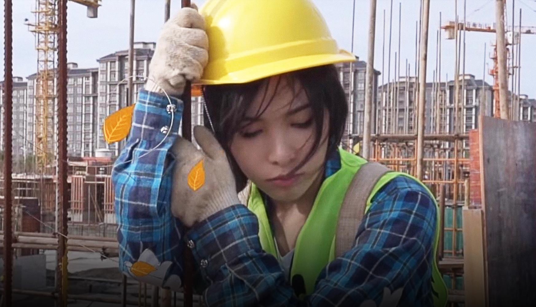 Hot girl Trung Quoc bi chi trich khi quay clip thu lam cong nhan hinh anh