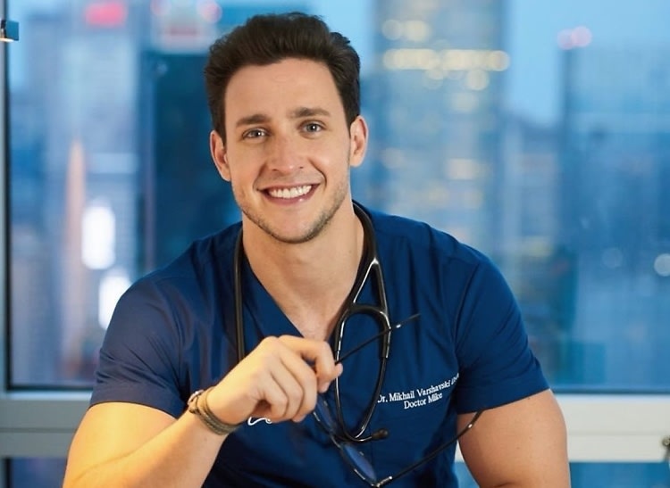 bác sĩ quyến rũ nhất hành tinh tụ tập mùa dịch ảnh 2 bac si quyen ru nhat hanh tinh tu tap mua dich anh 2