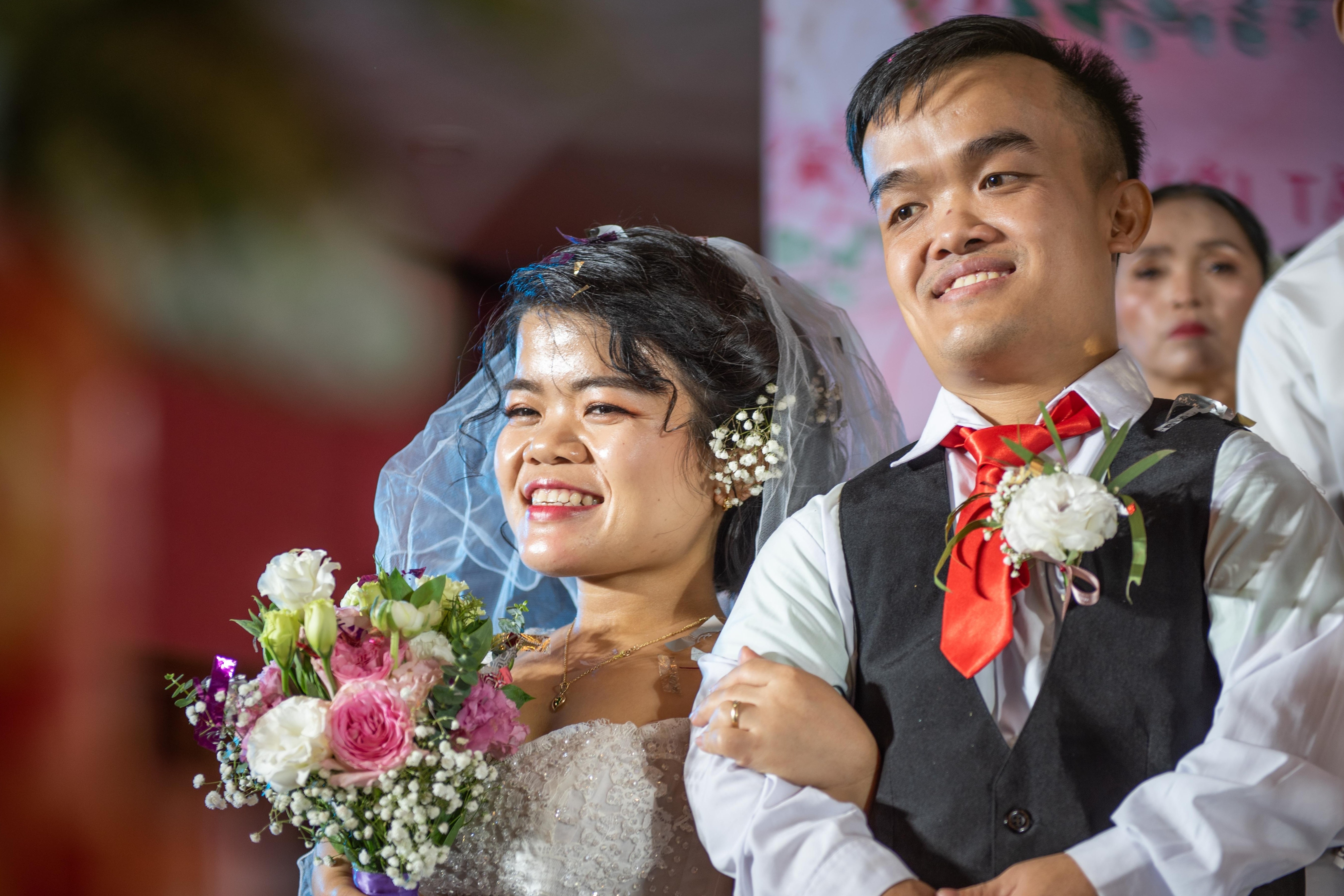 Dam cuoi tap the cua 46 'manh ghep hoan hao' hinh anh