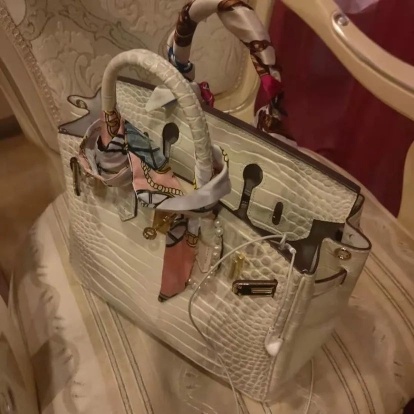 nguoi mau trung quoc xach tui hermes di an trom anh 2