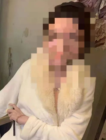 nguoi mau trung quoc xach tui hermes di an trom anh 1