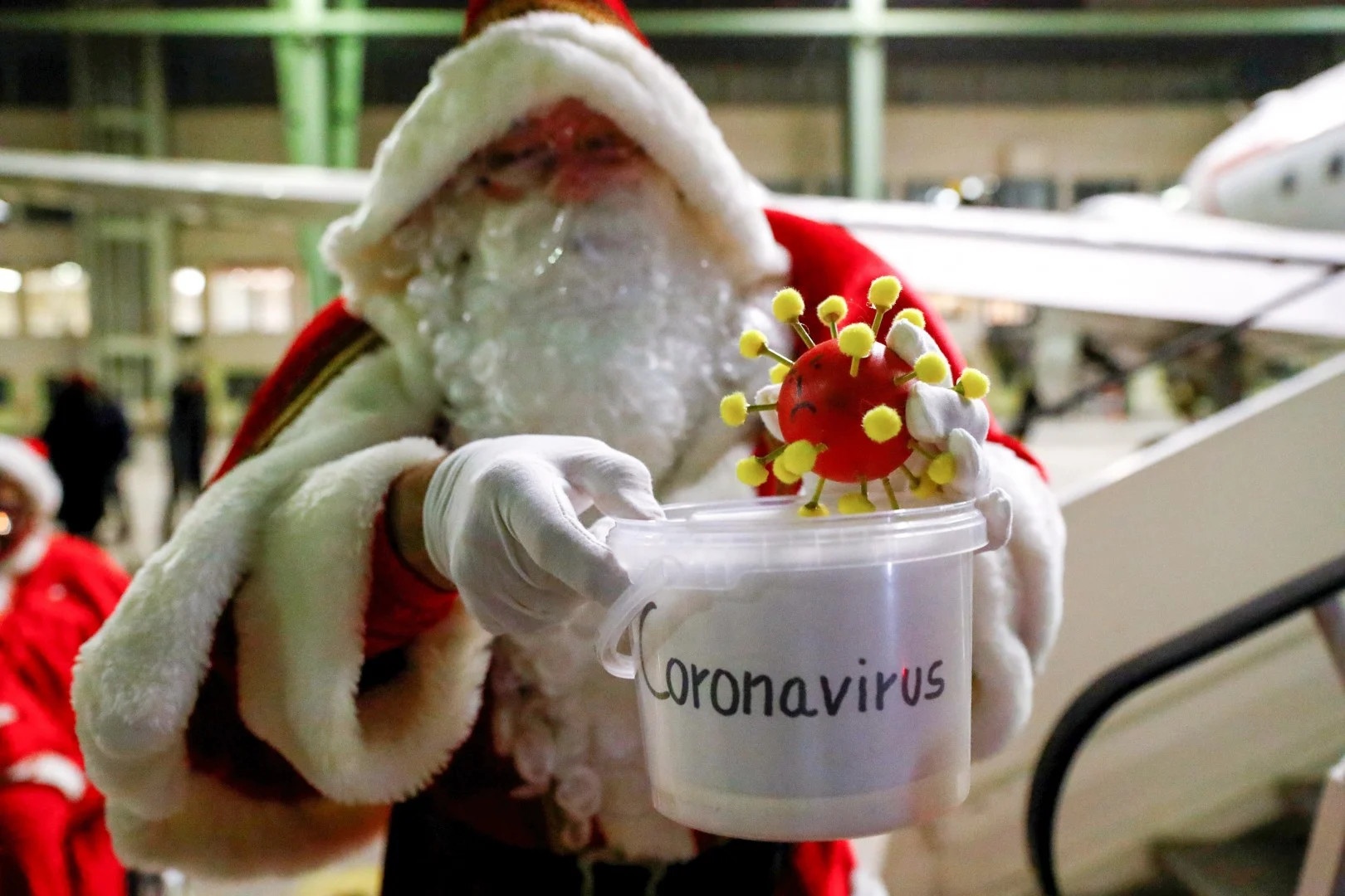 Lan dau tien ong gia Noel khong duoc cham vao tre em hinh anh