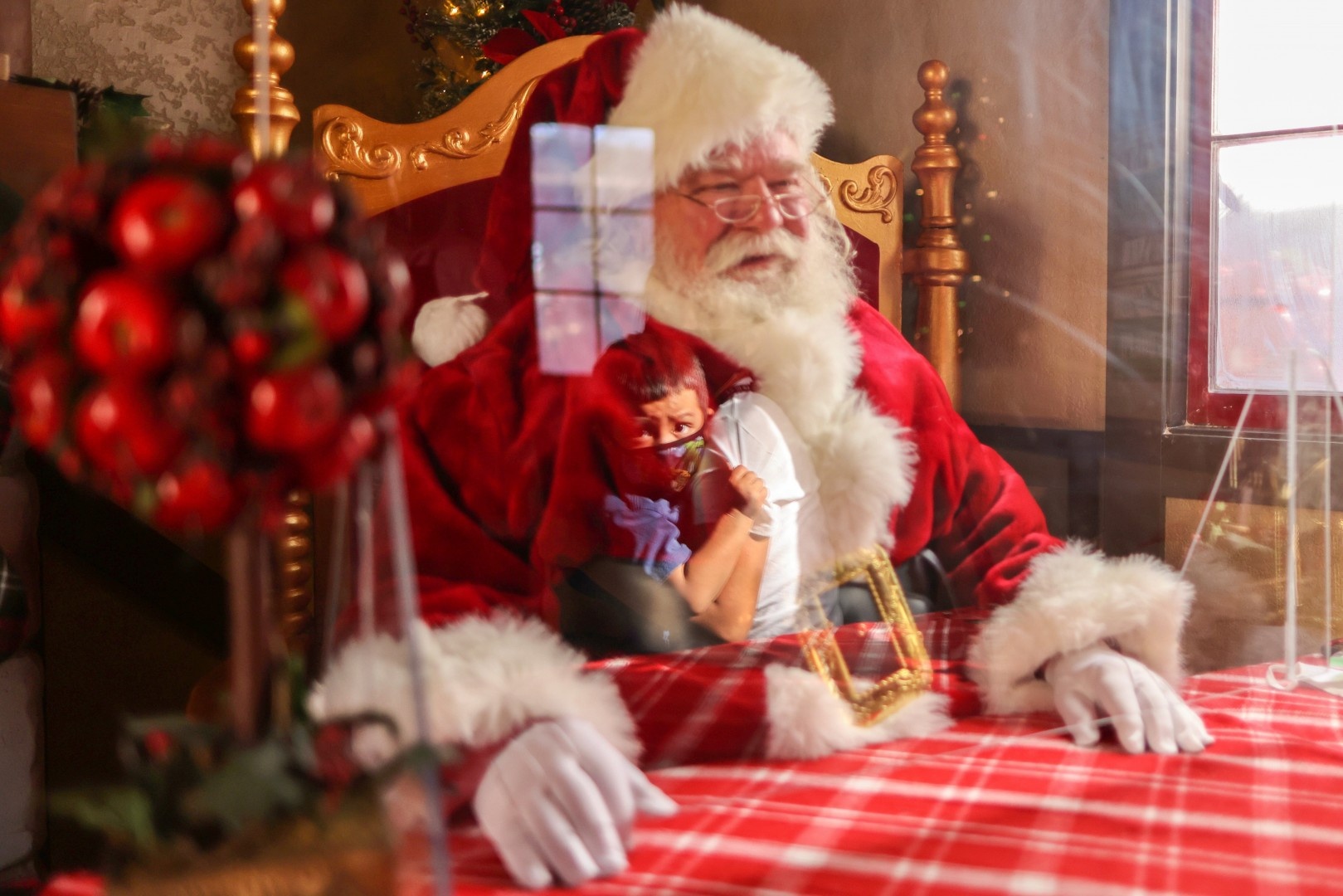 ong gia noel lam viec mua dich anh 2