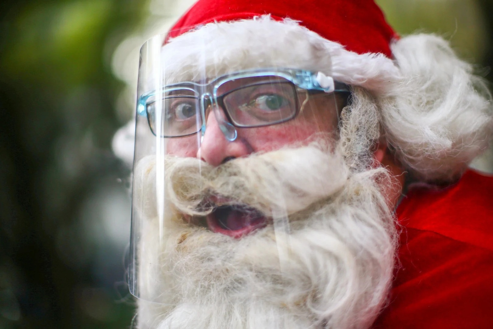 ong gia noel lam viec mua dich anh 4