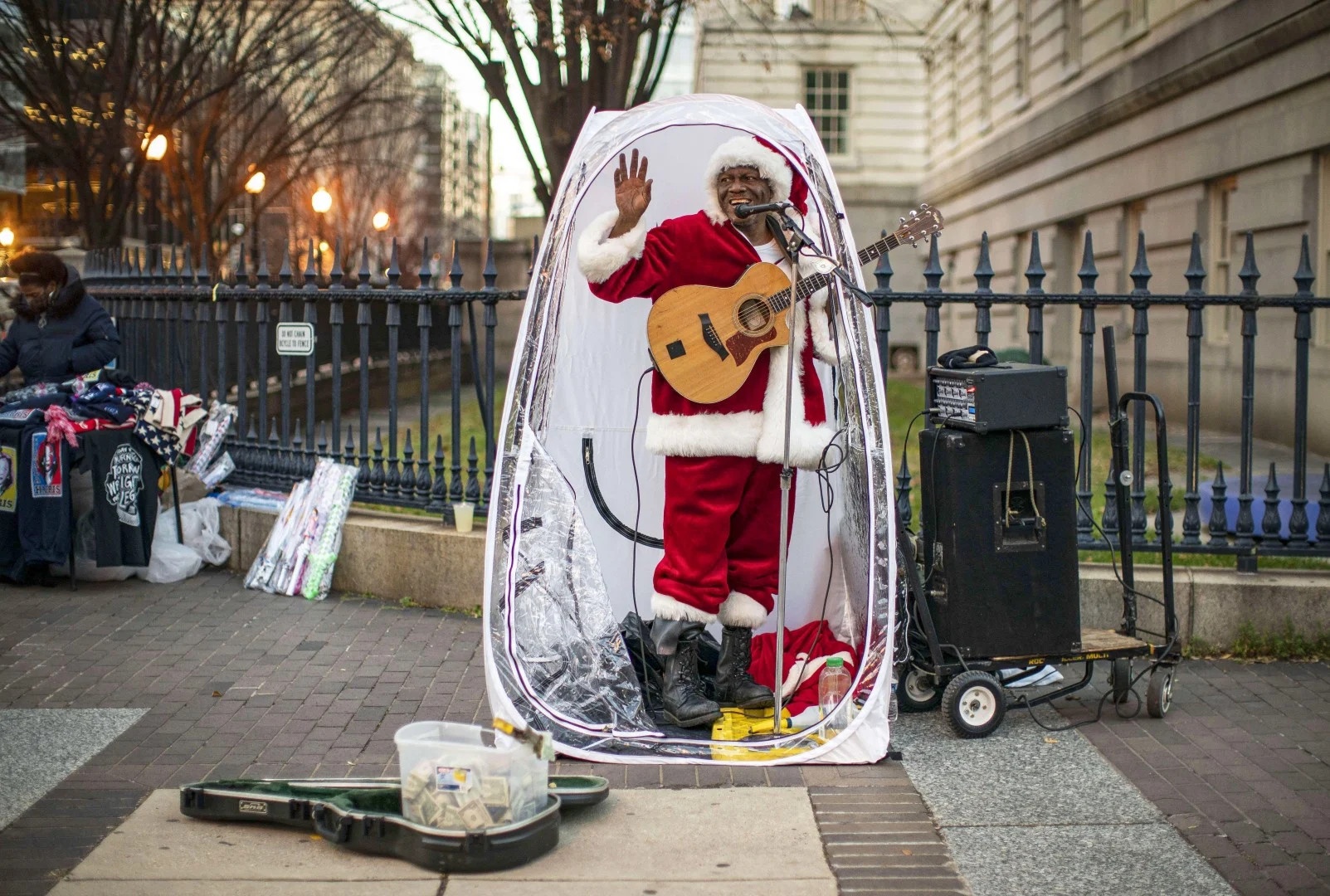 ong gia noel lam viec mua dich anh 8