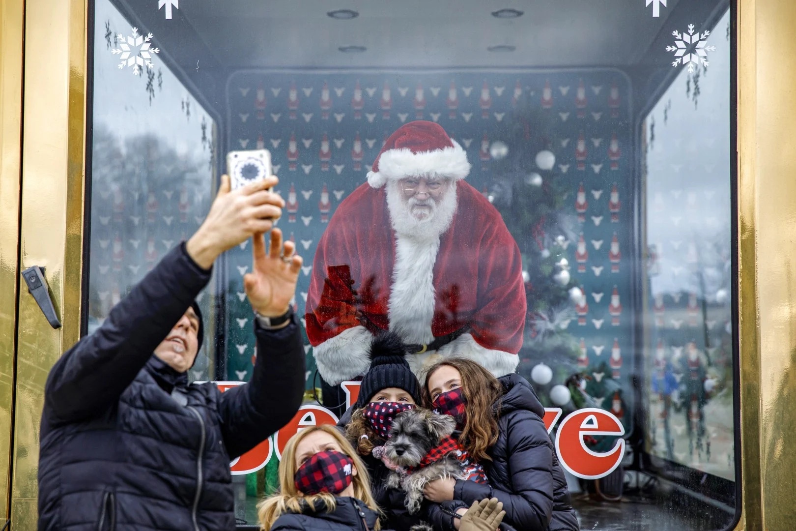 ong gia noel lam viec mua dich anh 3