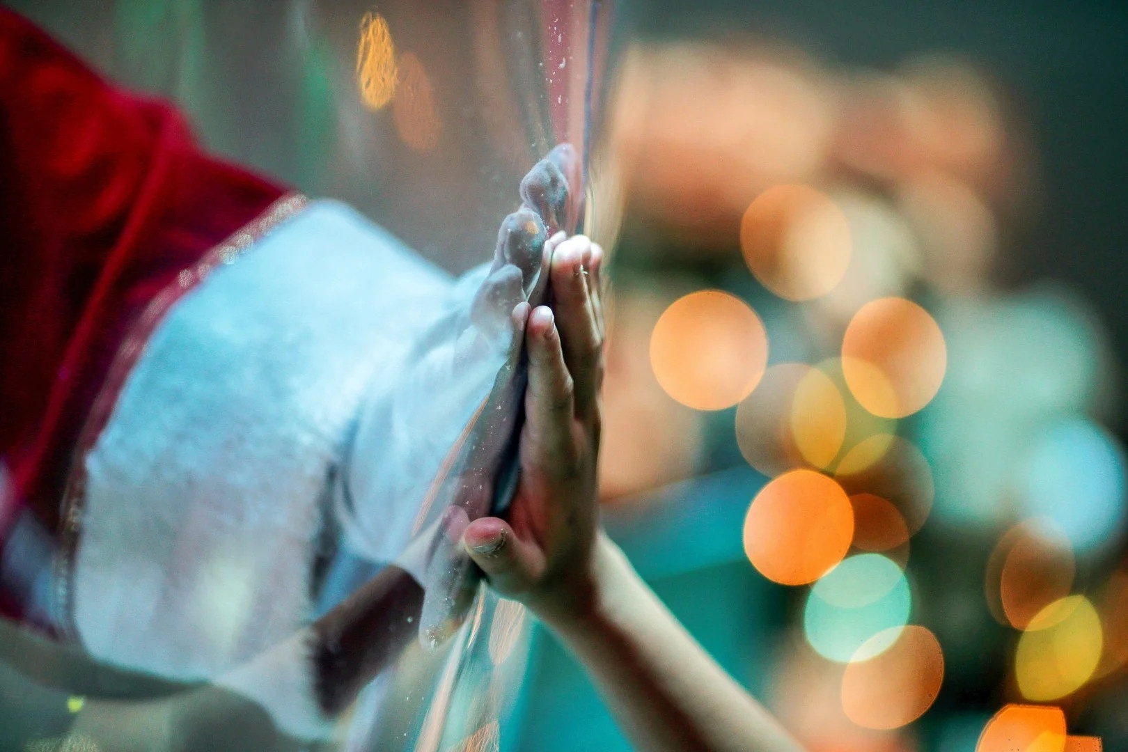 ong gia noel lam viec mua dich anh 7