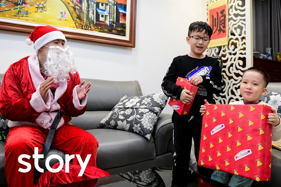 Mot ngay phat qua cua ong gia Noel hinh anh