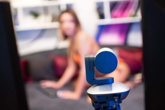 Bay anh khoa than nham vao nguoi tre Hong Kong hinh anh