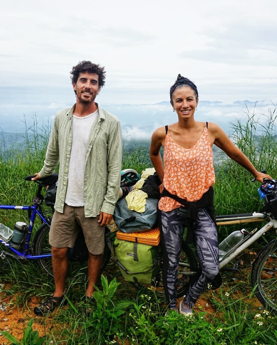 hai vo chong dap xe vong quanh the gioi mac ket o viet nam anh 3