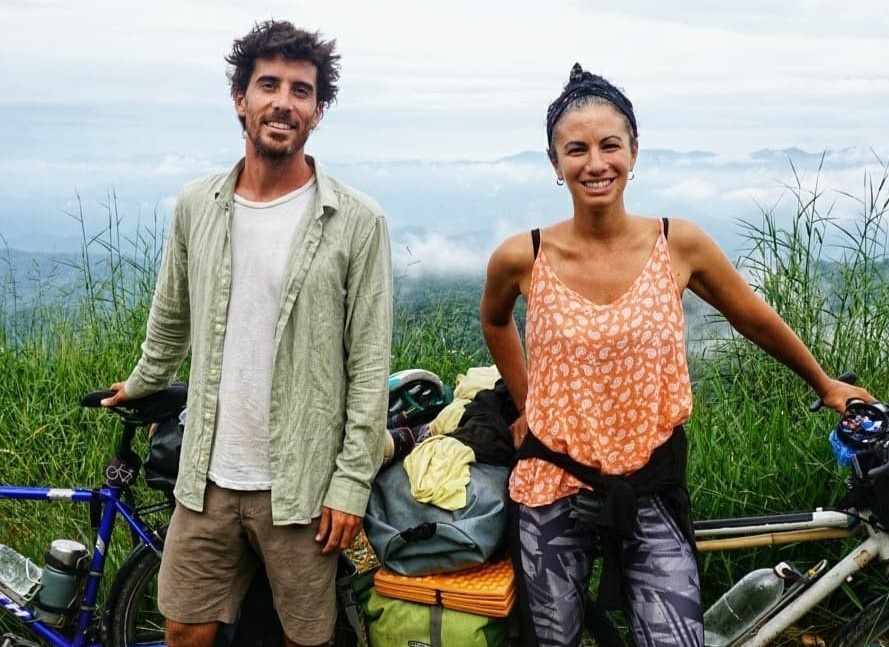 Dap xe vong quanh the gioi, cap vo chong ket o Viet Nam hinh anh