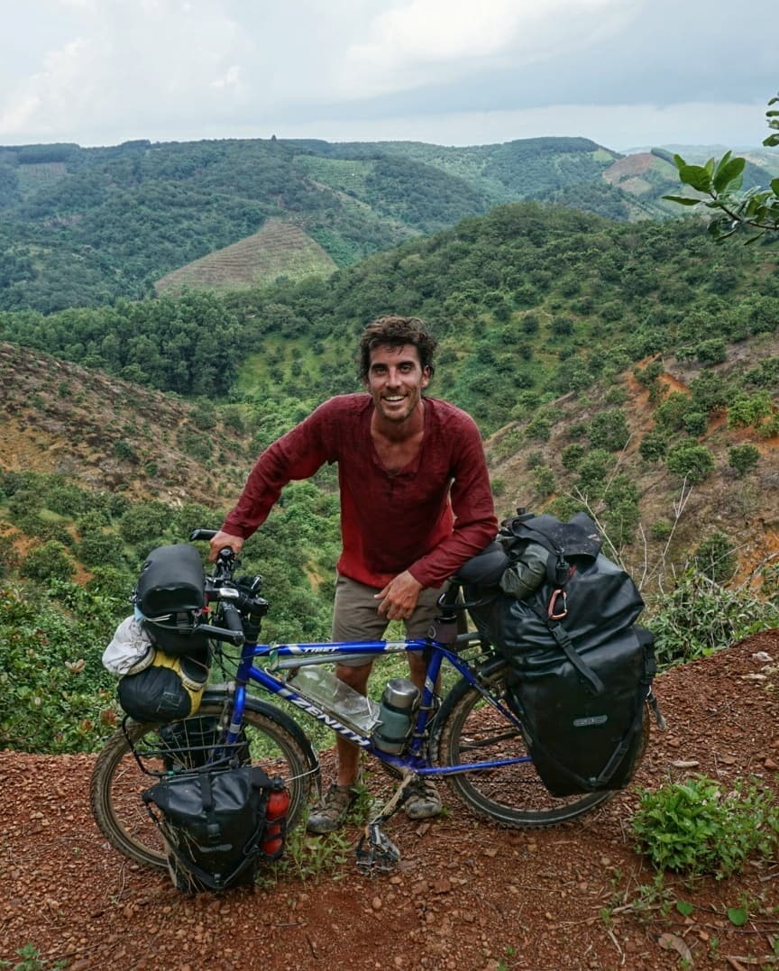 hai vo chong dap xe vong quanh the gioi mac ket o viet nam anh 1