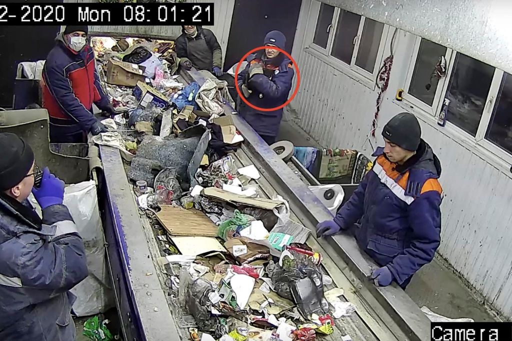 chu meo duoc cuu song khoi may nghien rac anh 2