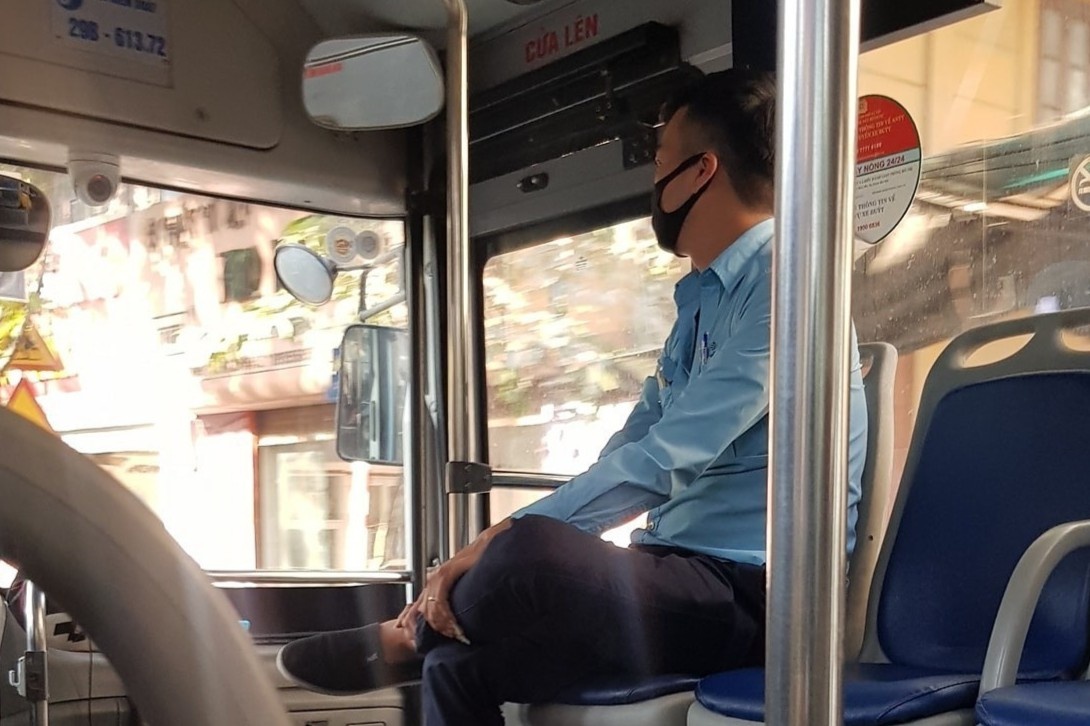 Phu xe buyt tang tien ve cho chi ban hang rong mang bau hinh anh