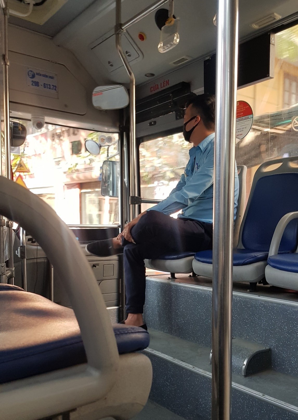 nam phụ xe buýt tặng vé cho người phụ nữ bán hàng rong ảnh 1 nam phu xe buyt tang ve cho nguoi phu nu ban hang rong anh 1