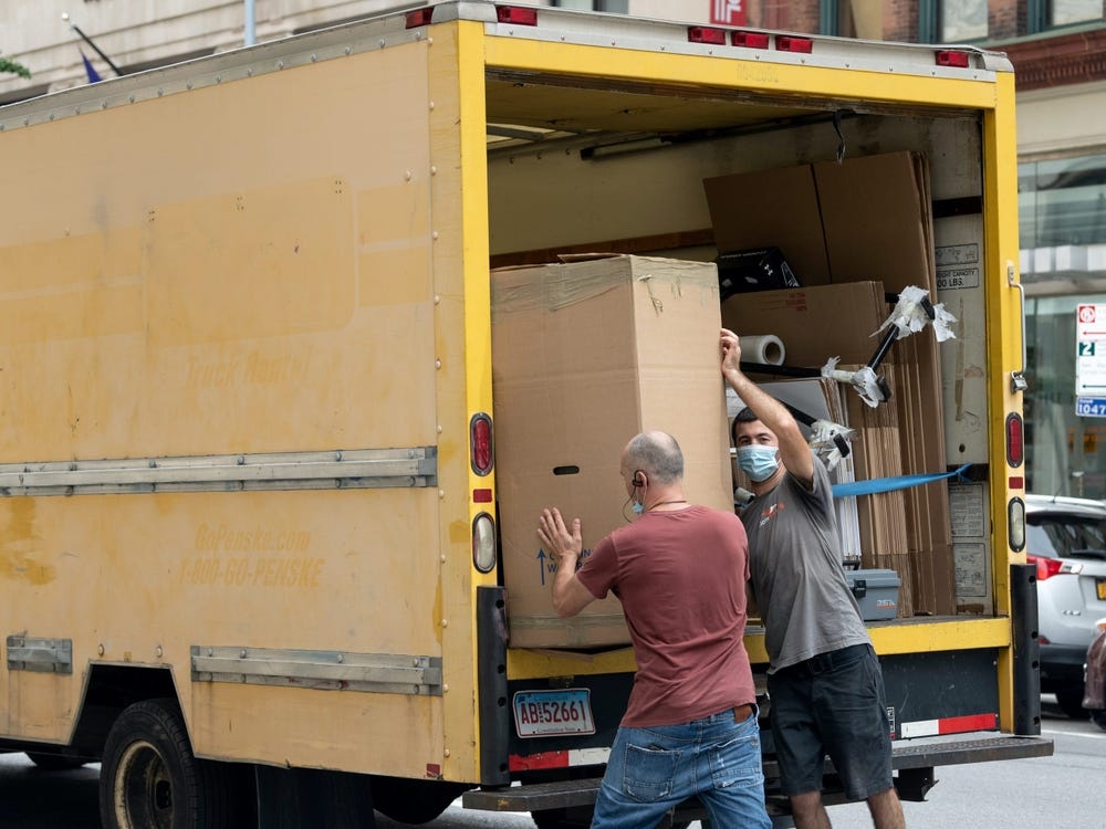 dan my thao chay khoi thanh pho lon trong dai dich anh 3