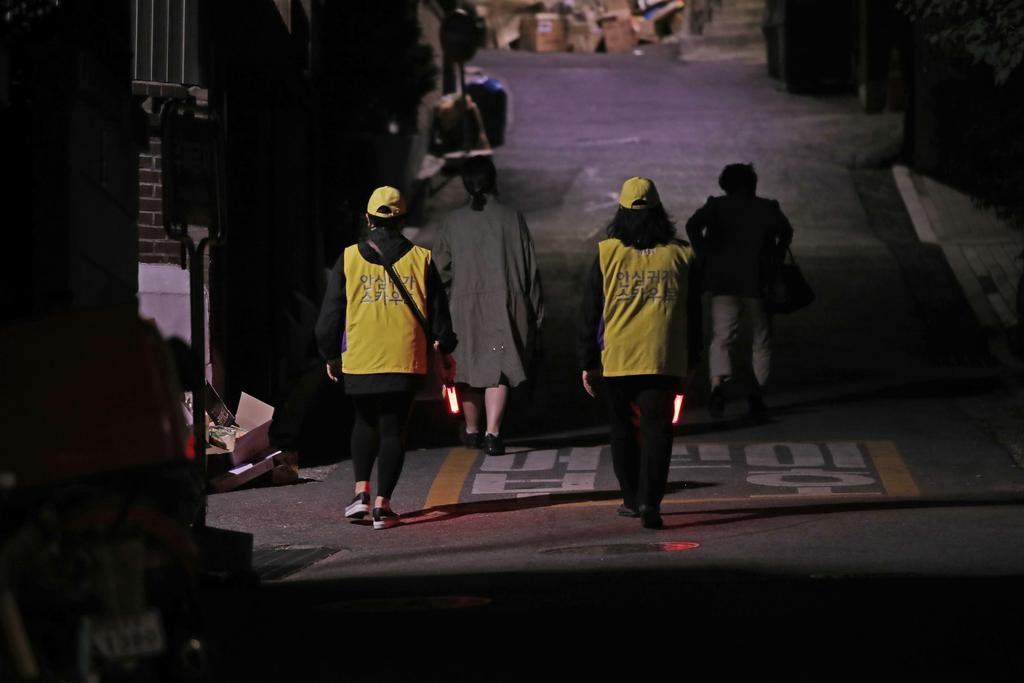 phu nu han quoc bi bam duoi ve tan nha anh 3