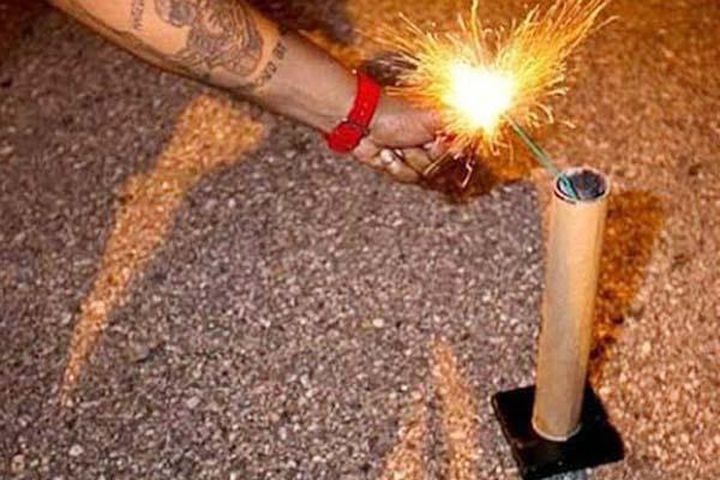 Video huong dan tu che phao choi Tet tran lan YouTube hinh anh