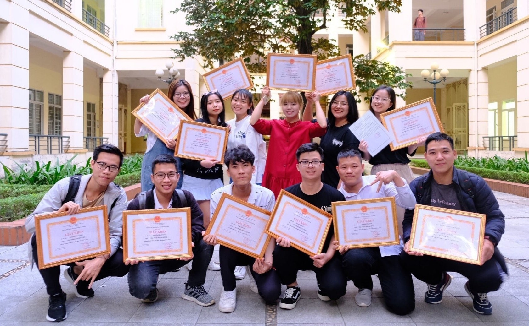 Nhom ban than deu la sinh vien gioi, xuat sac cua truong Bao hinh anh