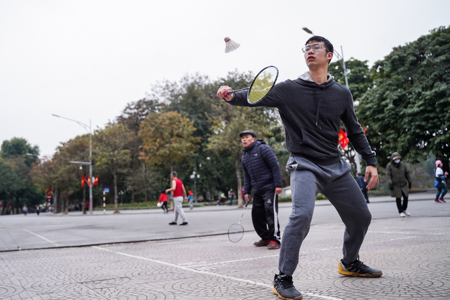 nguoi dan tap the duc vao ngay ret hai anh 3