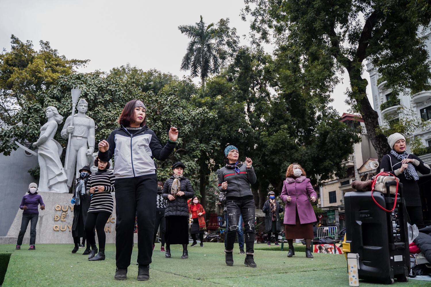 nguoi dan tap the duc vao ngay ret hai anh 2