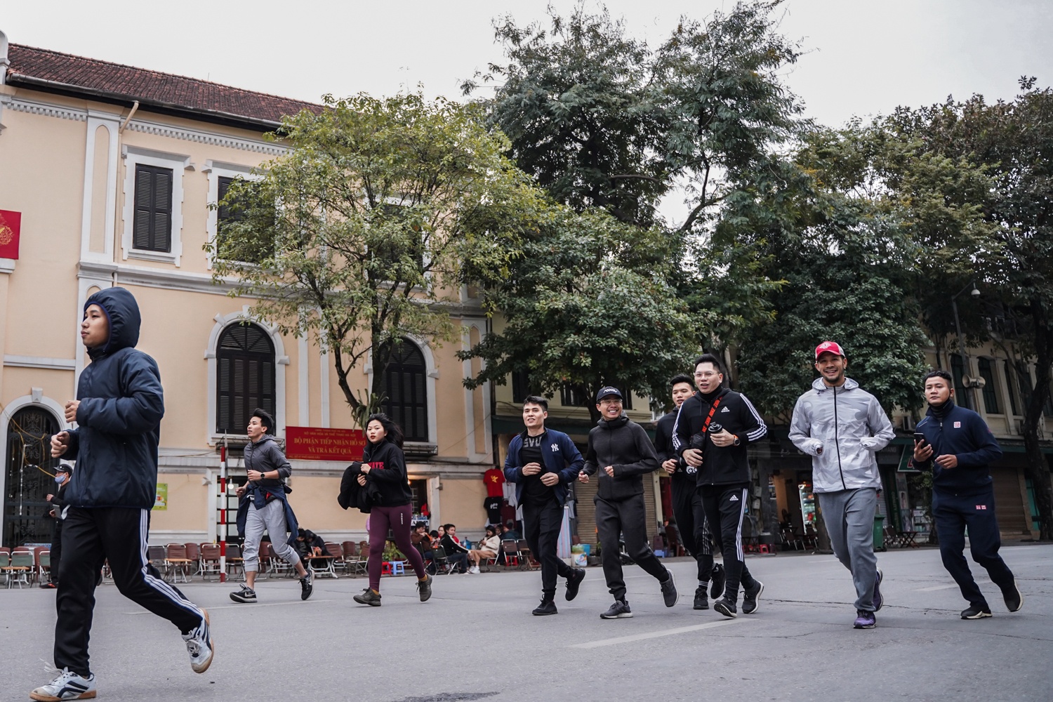 nguoi dan tap the duc vao ngay ret hai anh 6