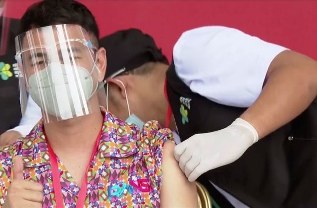 tranh cai nguoi noi tieng duoc uu tien tiem vaccine anh 1