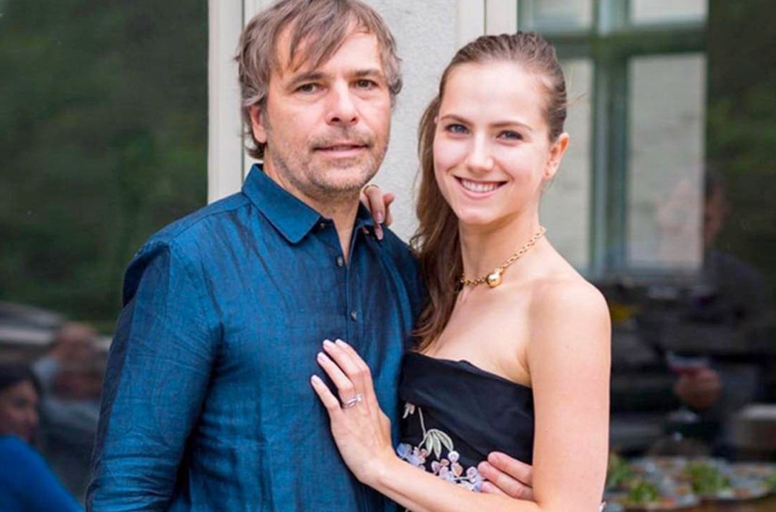 Vo chong dai gia Canada gia ngheo de duoc tiem vaccine hinh anh