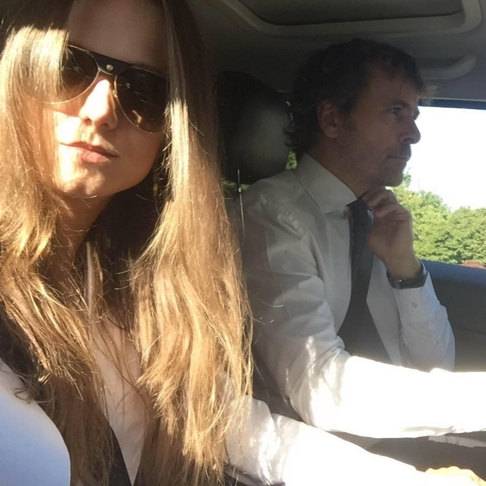 vo chong CEO gia lam nhan vien nha nghi de duoc tiem vaccine anh 2