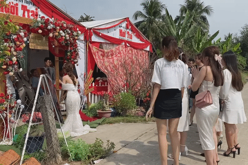 Co gai suyt nga xuong ruong khi bat hoa cuoi hinh anh