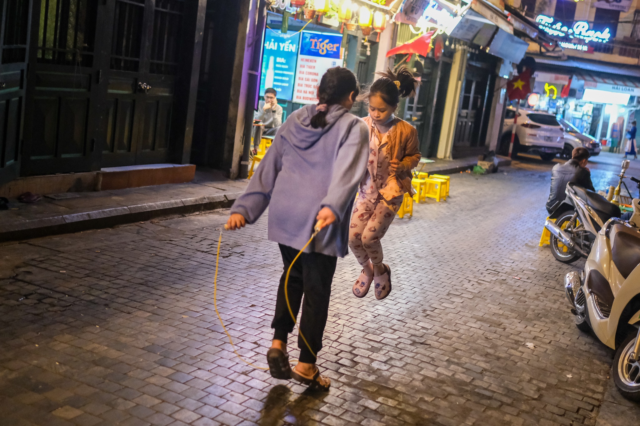 Ta Hien e am vang ve vi dich bung phat tro lai anh 9