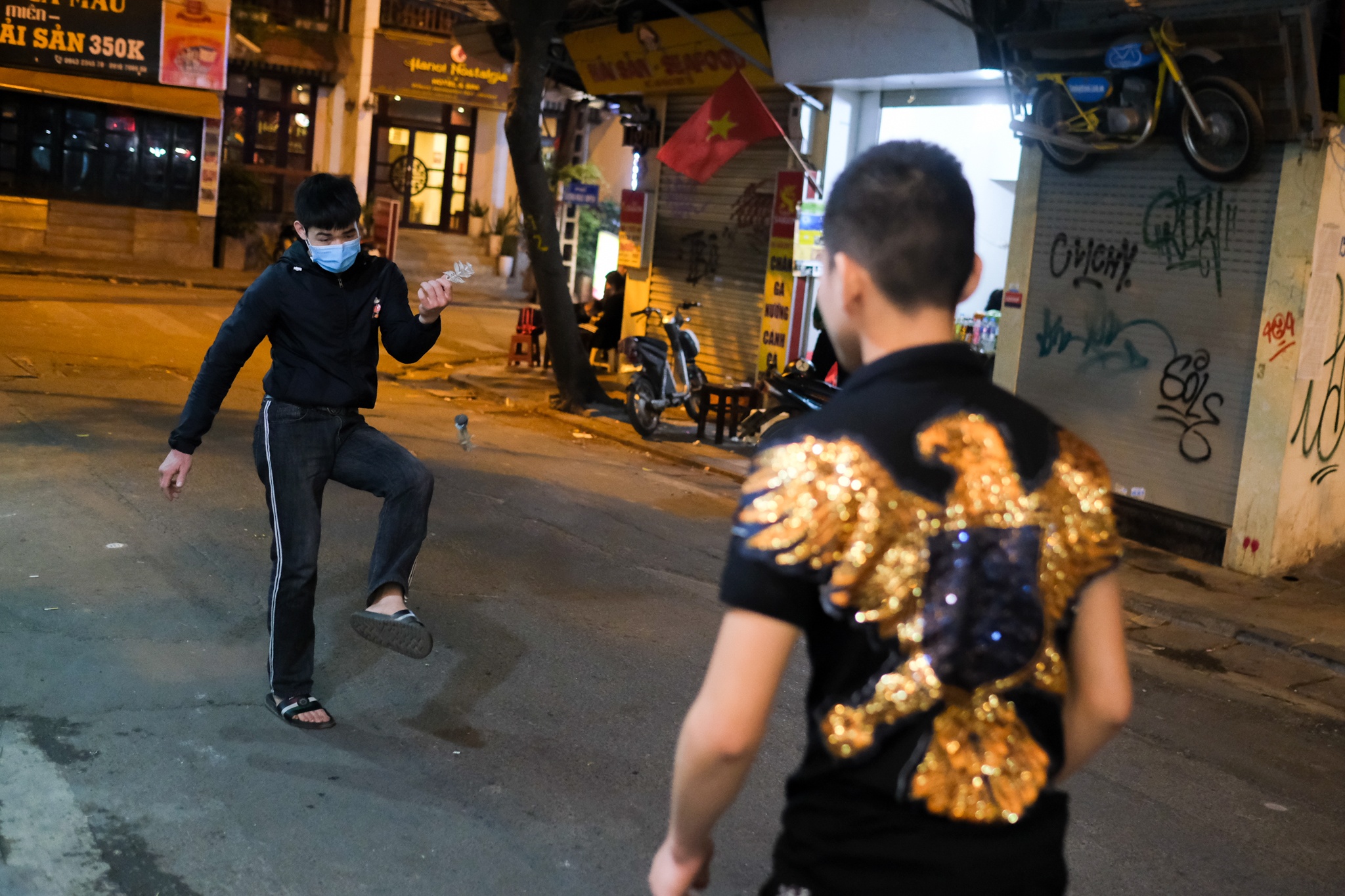 Ta Hien e am vang ve vi dich bung phat tro lai anh 7