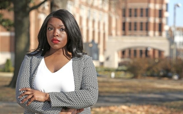 Nu sinh My bi duoi hoc vi dang anh goi cam len mang hinh anh