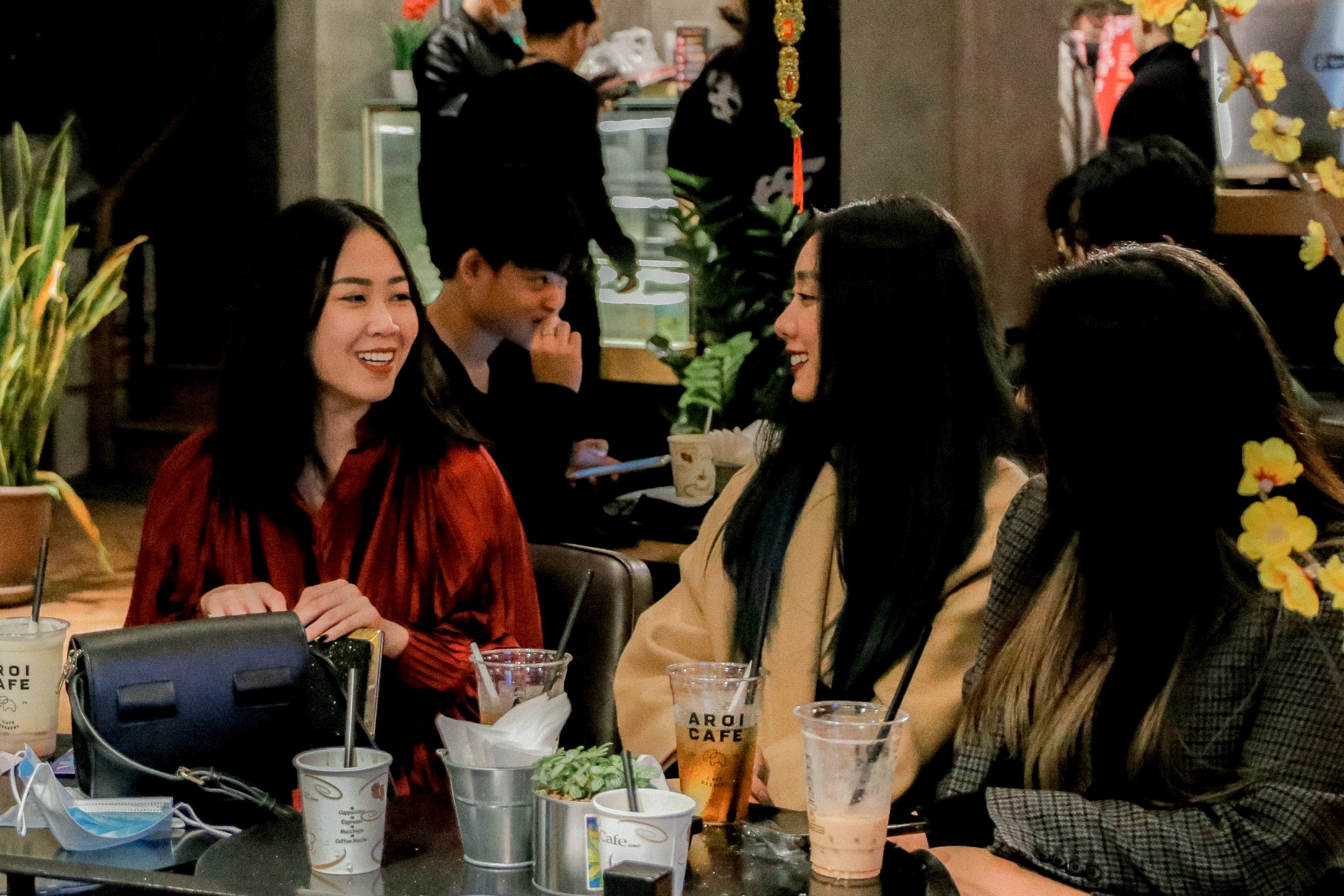 Hàng ăn,  quán cà phê Hà Nội đắt khách vào đêm giao thừa ảnh 1 Hang an,  quan ca phe Ha Noi dat khach vao dem giao thua anh 1