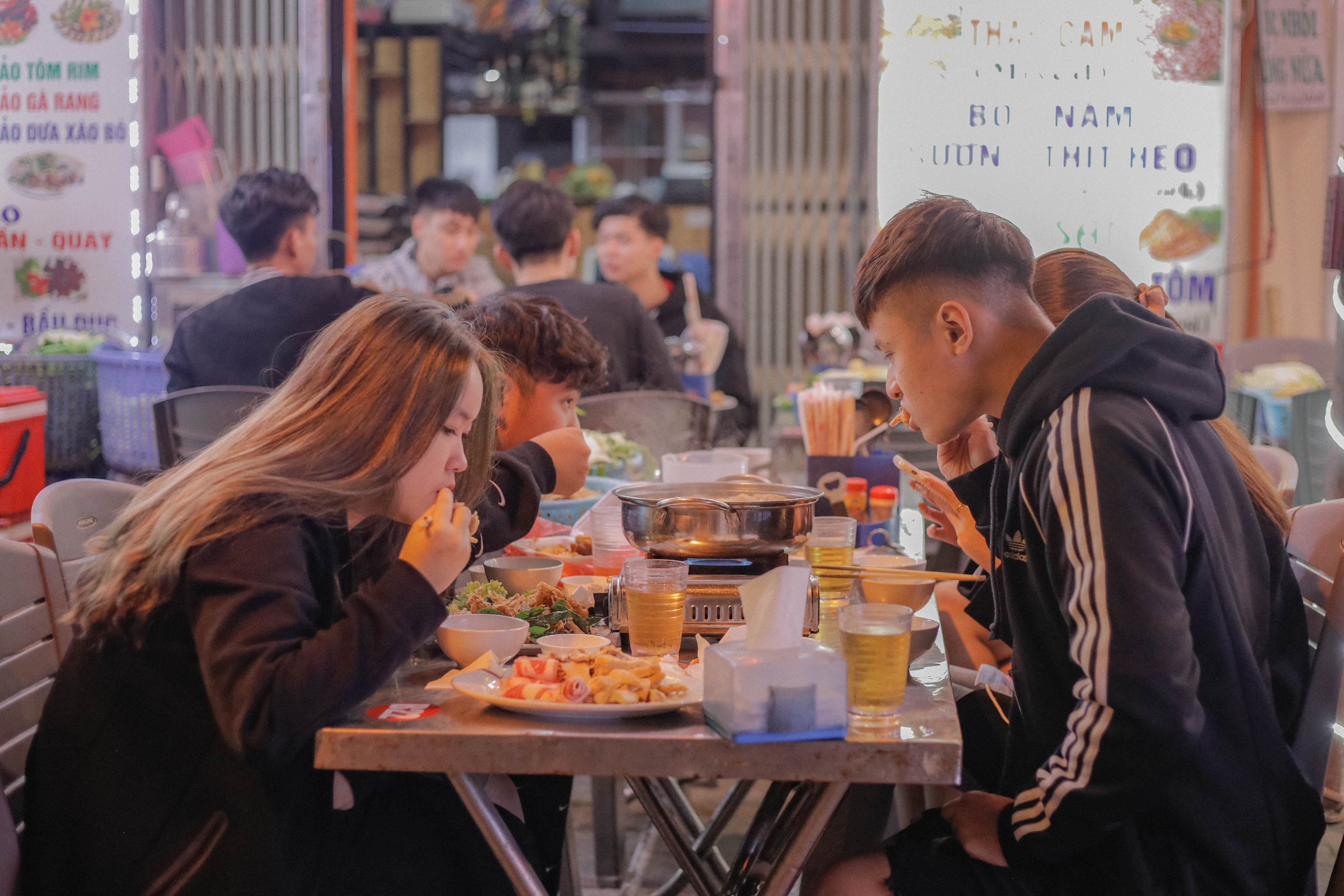 Hàng ăn,  quán cà phê Hà Nội đắt khách vào đêm giao thừa ảnh 5 Hang an,  quan ca phe Ha Noi dat khach vao dem giao thua anh 5